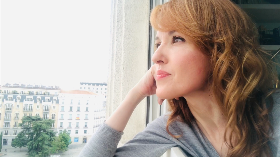 După succesul romanului FEMEI CARE CUMPĂRĂ FLORI, Vanessa Montfort revine cu o nouă provocare: ce ascund relațiile mamă–fiică?